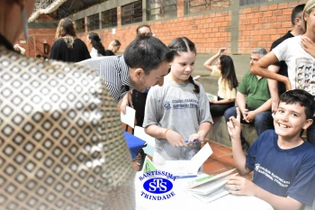 Lançamento do livro “Nossas Histórias” reúne e emociona comunidade educativa do Santíssima | 4º ano