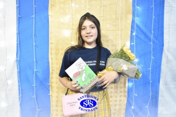 Lançamento do livro “Nossas Histórias” reúne e emociona comunidade educativa do Santíssima | 4º ano
