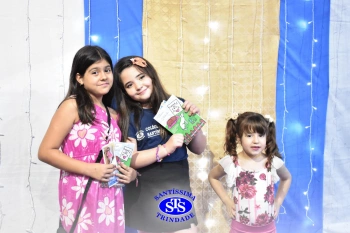 Lançamento do livro “Nossas Histórias” reúne e emociona comunidade educativa do Santíssima | 4º ano