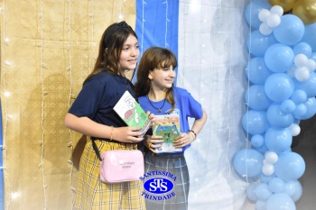 Lançamento do livro “Nossas Histórias” reúne e emociona comunidade educativa do Santíssima | 4º ano