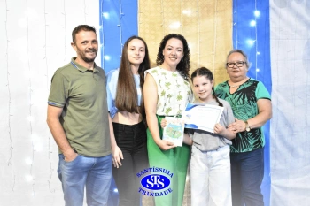 Lançamento do livro “Nossas Histórias” reúne e emociona comunidade educativa do Santíssima | 4º ano