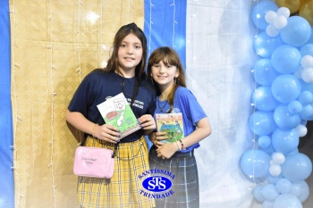 Lançamento do livro “Nossas Histórias” reúne e emociona comunidade educativa do Santíssima | 4º ano