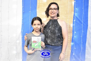 Lançamento do livro “Nossas Histórias” reúne e emociona comunidade educativa do Santíssima | 4º ano