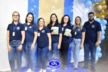Lançamento do livro “Nossas Histórias” reúne e emociona comunidade educativa do Santíssima | 4º ano