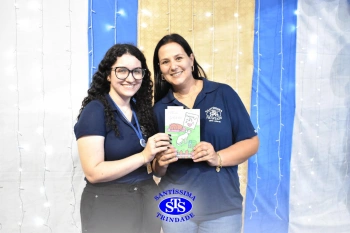 Lançamento do livro “Nossas Histórias” reúne e emociona comunidade educativa do Santíssima | 4º ano