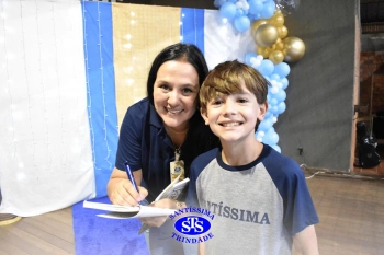 Lançamento do livro “Nossas Histórias” reúne e emociona comunidade educativa do Santíssima | 4º ano