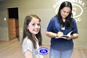 Lançamento do livro “Nossas Histórias” reúne e emociona comunidade educativa do Santíssima | 4º ano