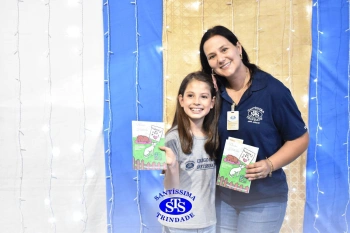 Lançamento do livro “Nossas Histórias” reúne e emociona comunidade educativa do Santíssima | 4º ano