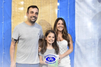 Lançamento do livro “Nossas Histórias” reúne e emociona comunidade educativa do Santíssima | 4º ano