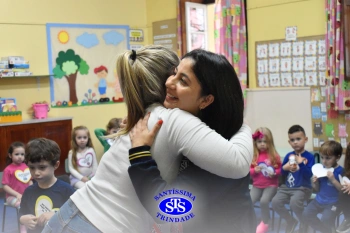 Atividade do abraço desenvolve habilidades sócio-emocionais