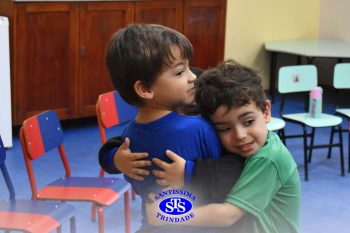 Atividade do abraço desenvolve habilidades sócio-emocionais
