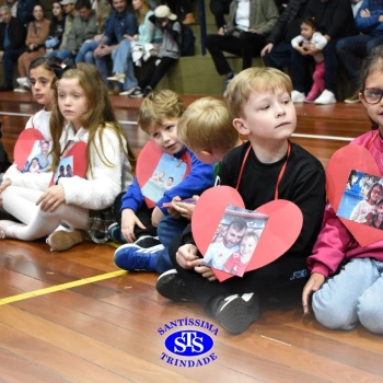 Crianças do 1º e 2º ano homenageiam os pais de forma especial e com muito amor 
