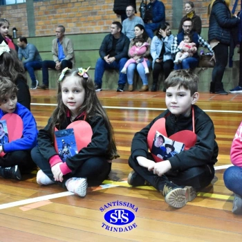 Crianças do 1º e 2º ano homenageiam os pais de forma especial e com muito amor 