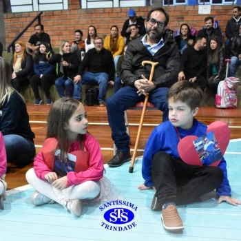Crianças do 1º e 2º ano homenageiam os pais de forma especial e com muito amor 