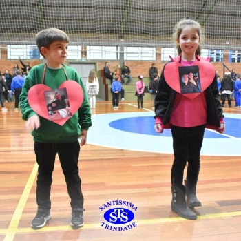 Crianças do 1º e 2º ano homenageiam os pais de forma especial e com muito amor 