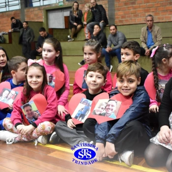 Crianças do 1º e 2º ano homenageiam os pais de forma especial e com muito amor 