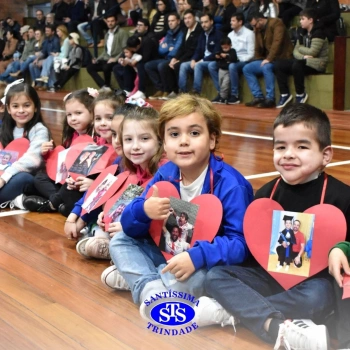 Crianças do 1º e 2º ano homenageiam os pais de forma especial e com muito amor 