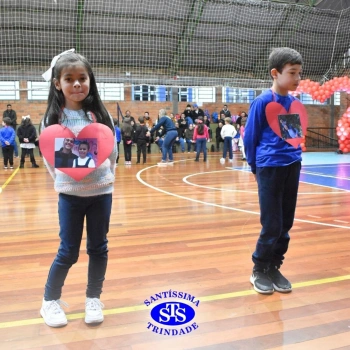 Crianças do 1º e 2º ano homenageiam os pais de forma especial e com muito amor 