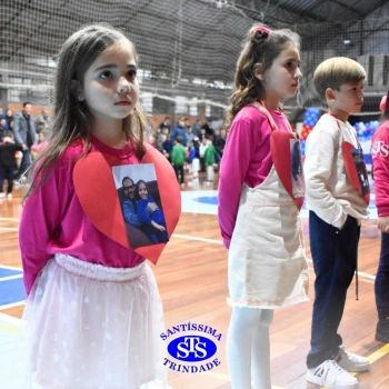 Crianças do 1º e 2º ano homenageiam os pais de forma especial e com muito amor 