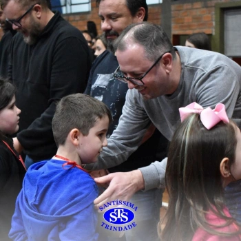 Crianças do 1º e 2º ano homenageiam os pais de forma especial e com muito amor 