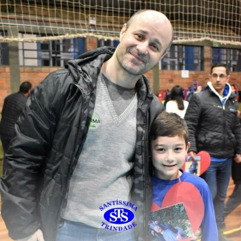 Crianças do 1º e 2º ano homenageiam os pais de forma especial e com muito amor 