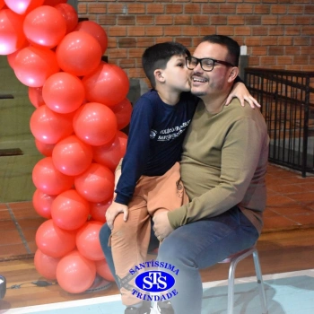 Crianças do 1º e 2º ano homenageiam os pais de forma especial e com muito amor 