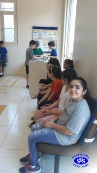 Alunos do 5º ano realizaram visita ao correio