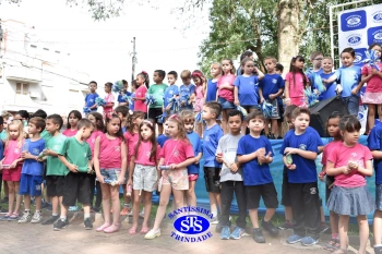 Apresentação da Educação Bilíngue abre 2º Santíssimas Day