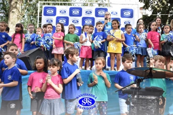 Apresentação da Educação Bilíngue abre 2º Santíssimas Day