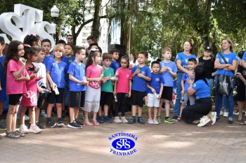 Apresentação da Educação Bilíngue abre 2º Santíssimas Day