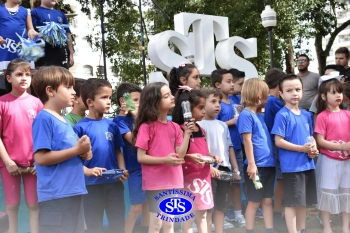 Apresentação da Educação Bilíngue abre 2º Santíssimas Day