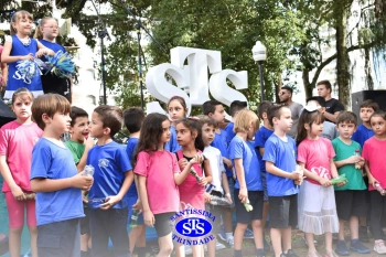 Apresentação da Educação Bilíngue abre 2º Santíssimas Day