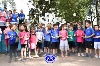 Apresentação da Educação Bilíngue abre 2º Santíssimas Day