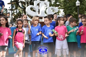 Apresentação da Educação Bilíngue abre 2º Santíssimas Day