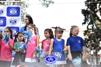 Apresentação da Educação Bilíngue abre 2º Santíssimas Day