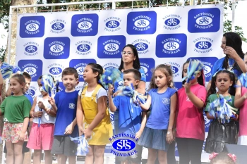 Apresentação da Educação Bilíngue abre 2º Santíssimas Day