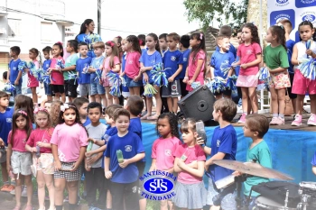 Apresentação da Educação Bilíngue abre 2º Santíssimas Day