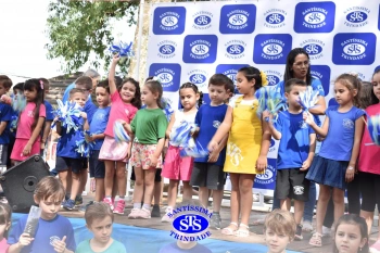 Apresentação da Educação Bilíngue abre 2º Santíssimas Day