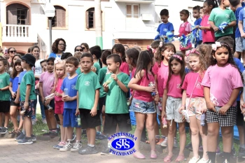 Apresentação da Educação Bilíngue abre 2º Santíssimas Day