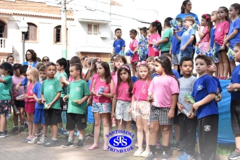 Apresentação da Educação Bilíngue abre 2º Santíssimas Day