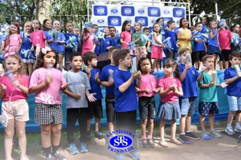 Apresentação da Educação Bilíngue abre 2º Santíssimas Day