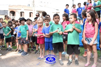Apresentação da Educação Bilíngue abre 2º Santíssimas Day