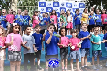 Apresentação da Educação Bilíngue abre 2º Santíssimas Day