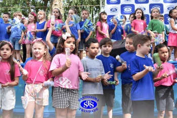 Apresentação da Educação Bilíngue abre 2º Santíssimas Day