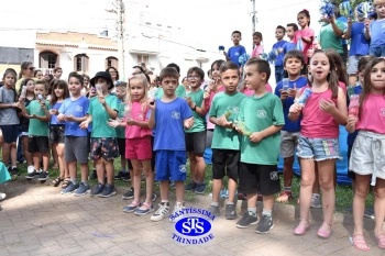 Apresentação da Educação Bilíngue abre 2º Santíssimas Day