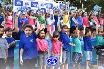 Apresentação da Educação Bilíngue abre 2º Santíssimas Day