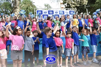 Apresentação da Educação Bilíngue abre 2º Santíssimas Day
