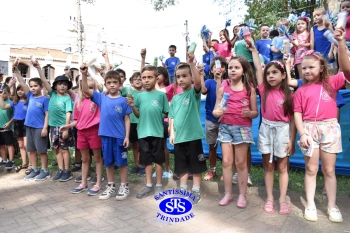 Apresentação da Educação Bilíngue abre 2º Santíssimas Day