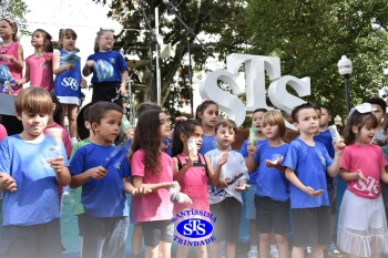 Apresentação da Educação Bilíngue abre 2º Santíssimas Day