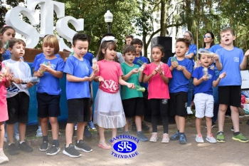 Apresentação da Educação Bilíngue abre 2º Santíssimas Day